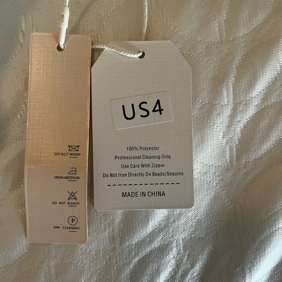 Elegant & exquisite lace mermaid dress with plunging
v neckline & faux pearls. - Picture 6 of 15